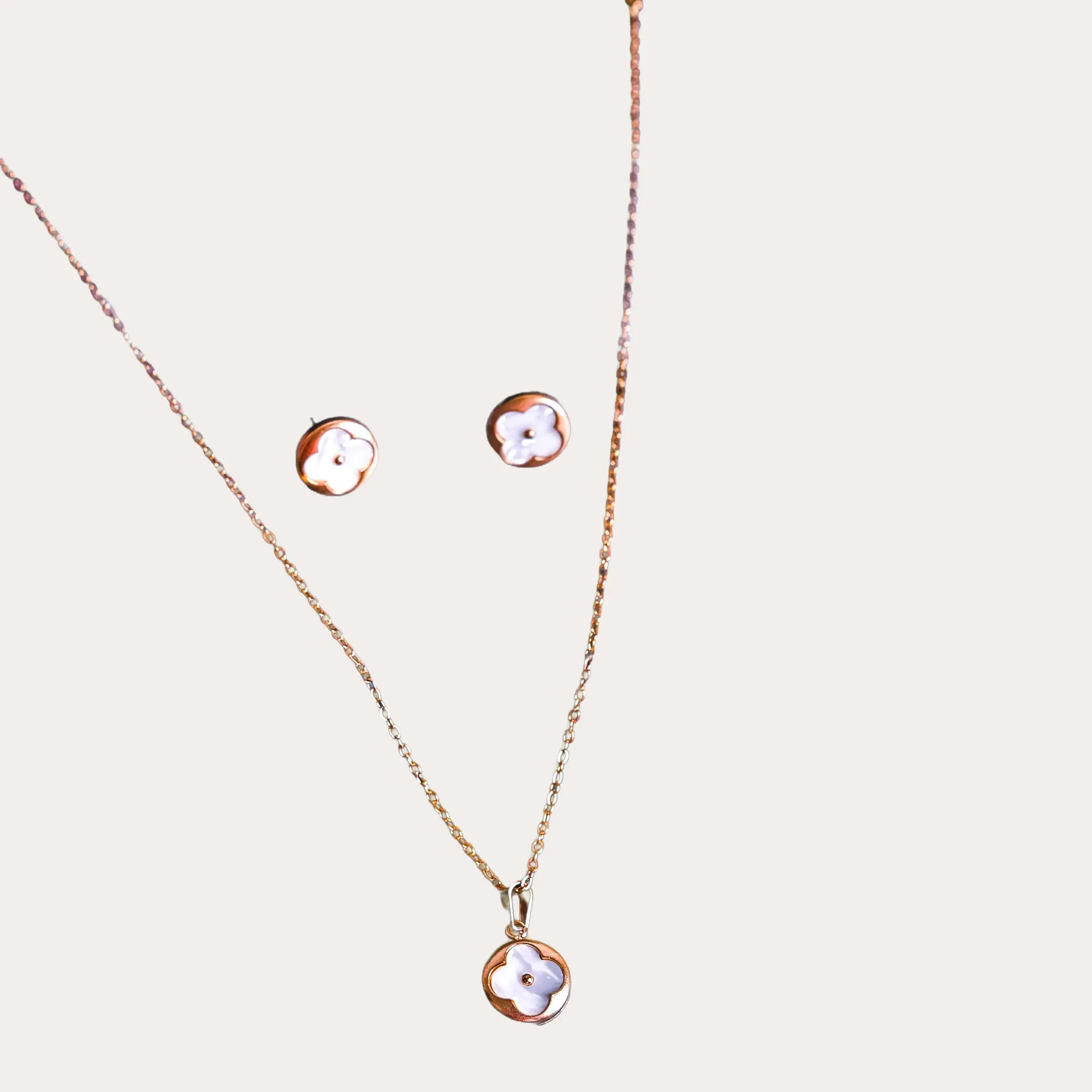White Neckpiece - Main