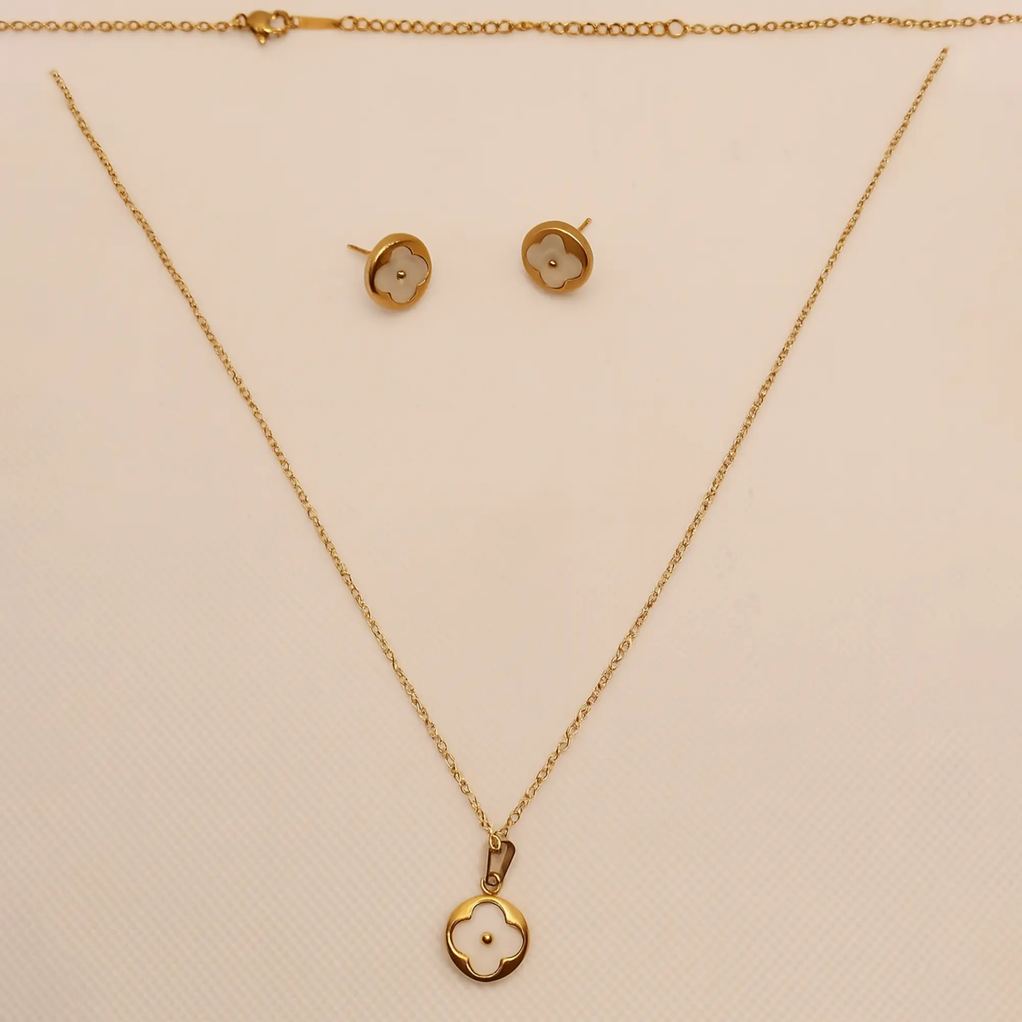 White Neckpiece - Hover